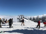 ゲレンデは吹雪の後の快晴でした。