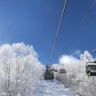 ゲレンデは吹雪の後の快晴でした。