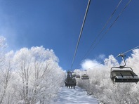 ゲレンデは吹雪の後の快晴でした。